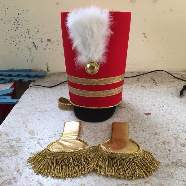 Soldier hat and epaulettes